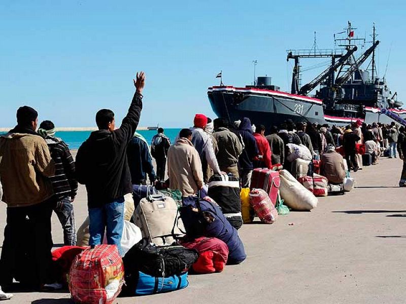 España pone en marcha un puente aéreo para trasladar a 4.000 egipcios de Libia