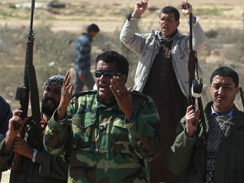 Los rebeldes expulsan al oeste a las tropas de Gadafi pese a una nueva jornada de bombardeos