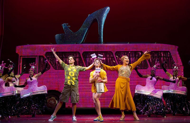 Manolo Blahnik crea unos zapatos para el musical de Broadway 'Priscilla, reina del desierto'