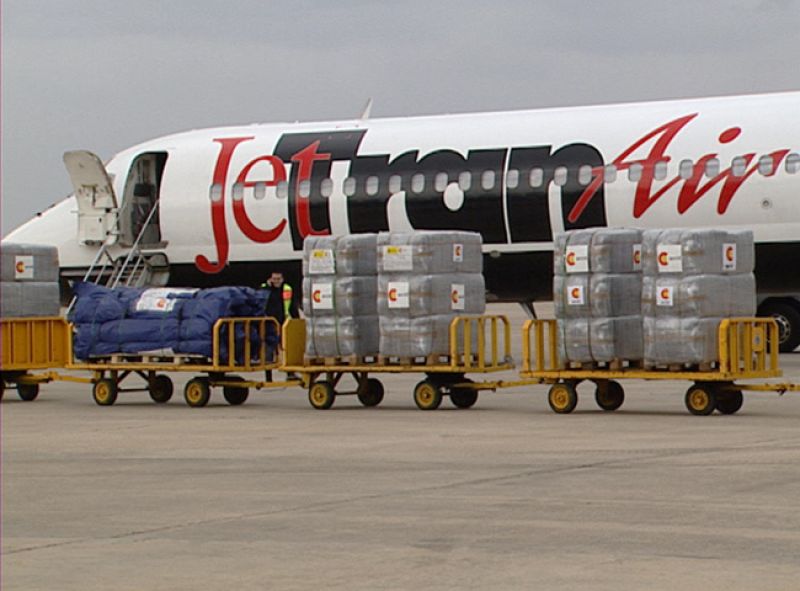 Llega a TLlega a Túnez el avión español con ayuda humanitaria que ayudará a evacuar refugiados