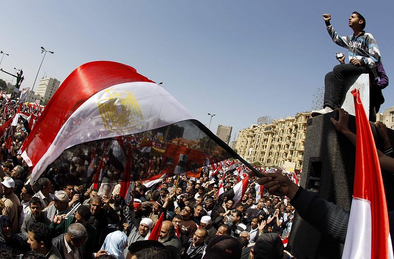 El nuevo primer ministro egipcio acude a la plaza Tahrir para ser legitimado por el pueblo