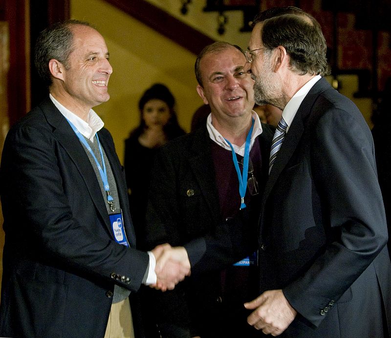Camps espera 15 minutos para una foto fría con Rajoy en la convención autonómica