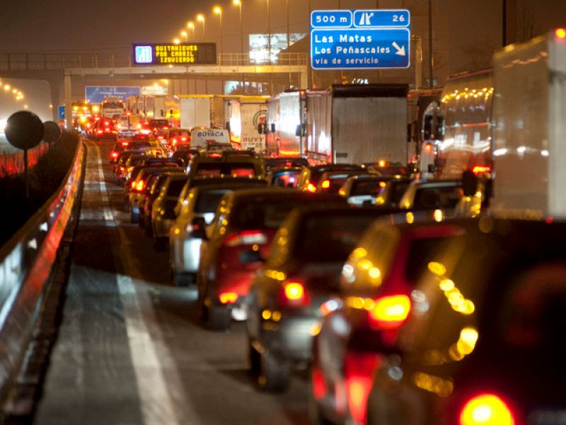 Una intensa nevada provoca el corte de la A-6 en Madrid entre Las Rozas y Guadarrama