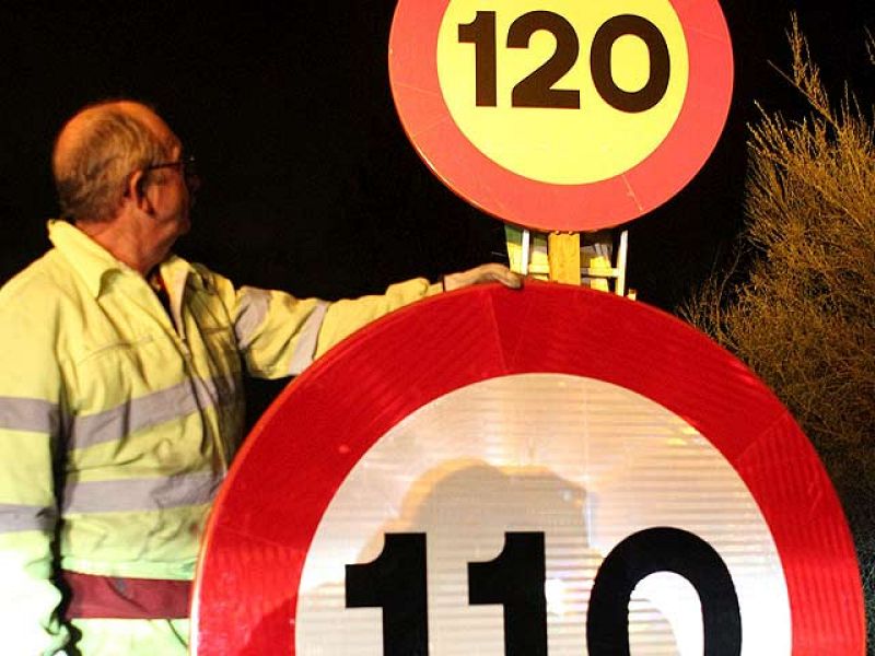 Las señales de tráfico que limitan a 110 km/h ya están en las carreteras