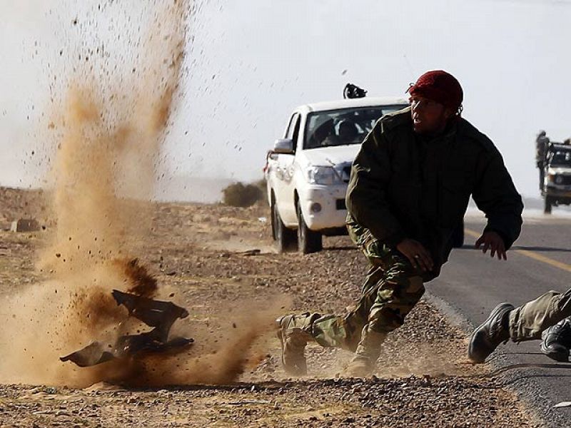 Los rebeldes reorganizan su avance sobre Sirte pese al hostigamiento gadafista