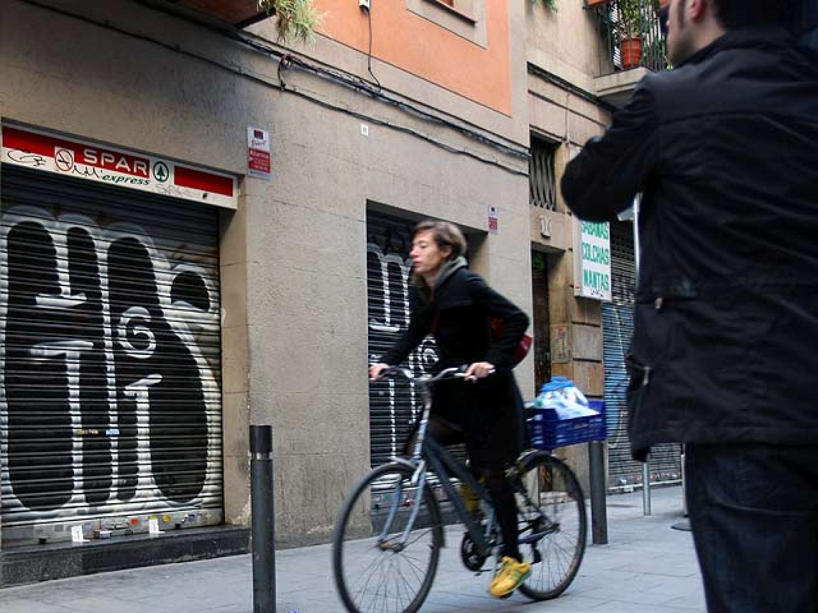 La Guardia Urbana de Barcelona ha detenido al presunto autor del asesinato anoche de un comerciante en el centro de la ciudad. El joven intentó evitar el robo y recibió un disparo.