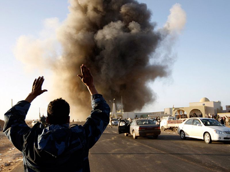 EE.UU. se plantea armar a los rebeldes libios mientras la OTAN amenaza a Gadafi con intervenir