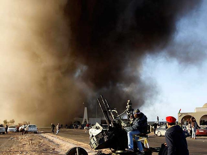Los rebeldes dan a Gadafi 72 horas para abandonar Libia y a cambio no juzgarle
