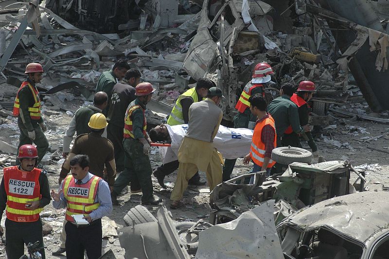Al menos 25 muertos en un atentado suicida contra una estación de gas en Pakistán