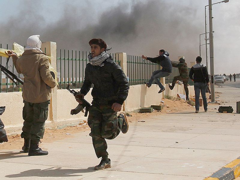 Las tropas de Gadafi bombardean por primera vez zonas civiles en Ras Lanuf