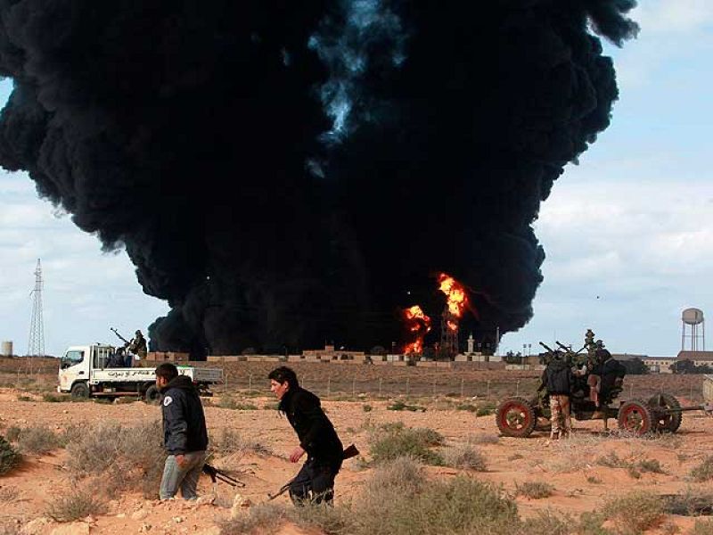 Sarkozy rompe el consenso de la UE al dar legitimidad a los rebeldes y plantear bombardeos limitados