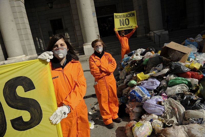 Greenpeace libera 4 toneladas de basura frente al Ministerio de Medio Ambiente