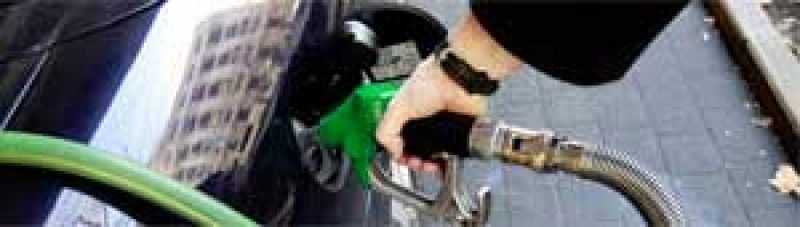La gasolina marca su tercer máximo histórico desde enero y está en 1,321 euros el litro