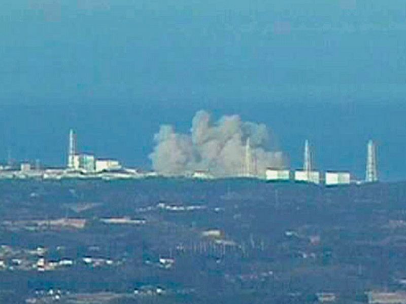 Se derrumba parte del edificio de la central nuclear de Fukushima después de una explosión