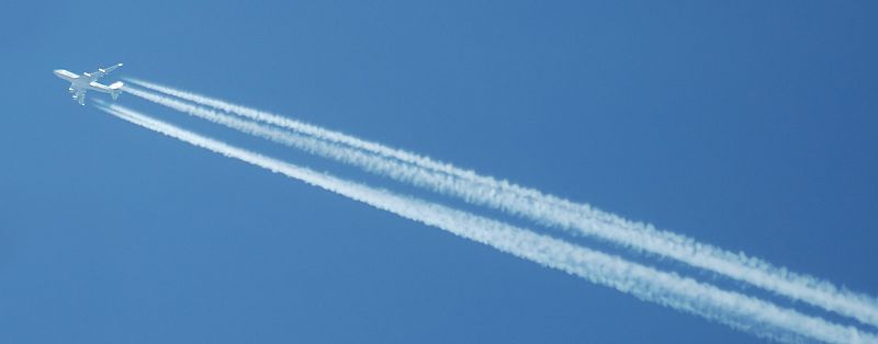 ¿Por qué los aviones dejan estelas blancas?
