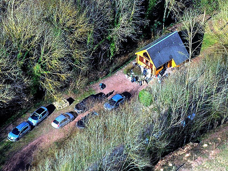 La policía encuentra armas y documentación en la casa donde se detuvo a los etarras