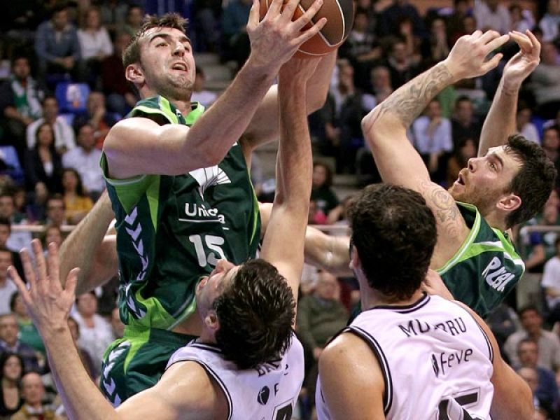 Unicaja se da un festín ante el Bilbao Basquet y aspira a 'playoffs'
