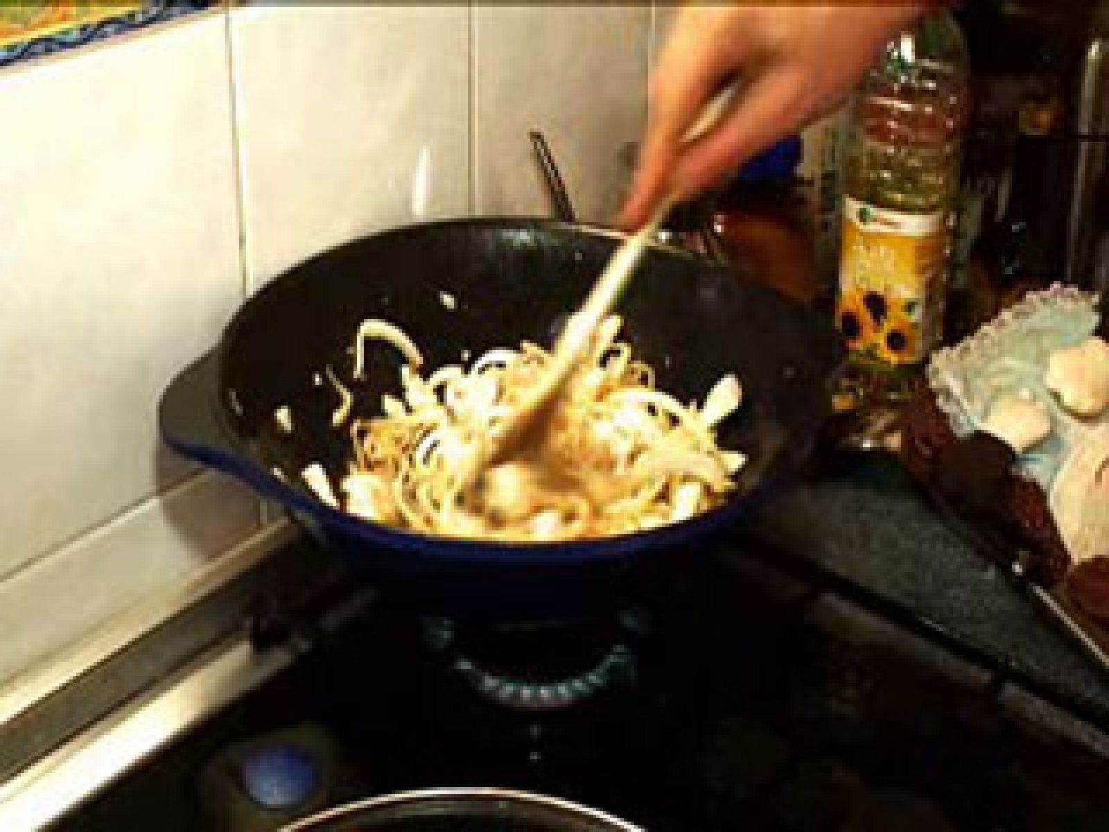 Recetas internacionales de 'Destino: España' - Pollo indonés con arroz frito