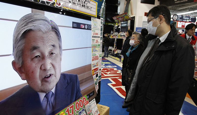 El emperador japonés Akihito pide calma en una comparecencia televisiva sin precedentes