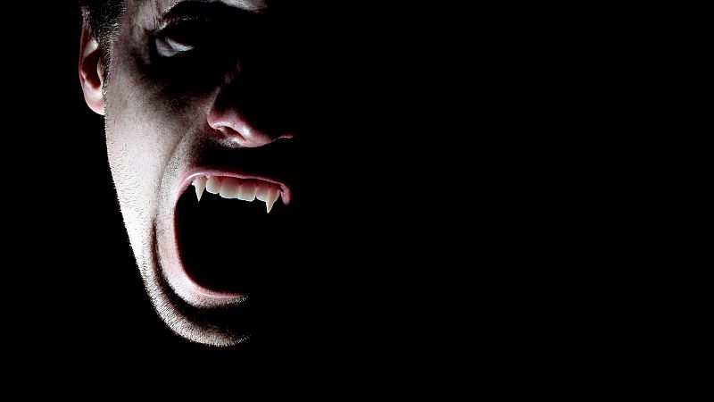 Escucha las versiones de 'Tú eres Drácula'