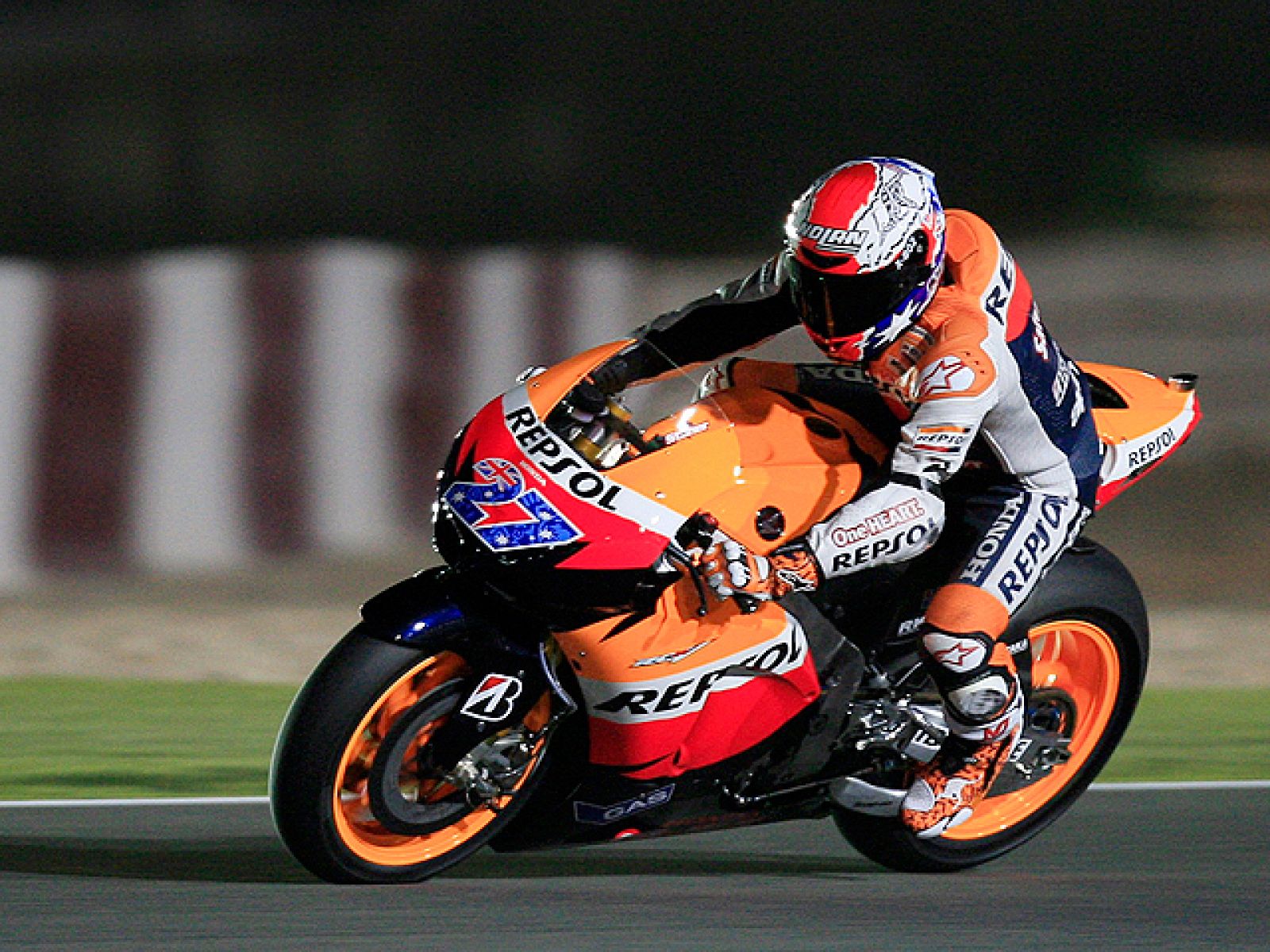 El australiano Casey Stoner (Honda RC 212 V) refrendó su superioridad, manifestada a lo largo de todos los entrenamientos que los pilotos de MotoGP realizaron a lo largo del invierno con el mejor tiempo en los primeros y únicos entrenamientos libres 