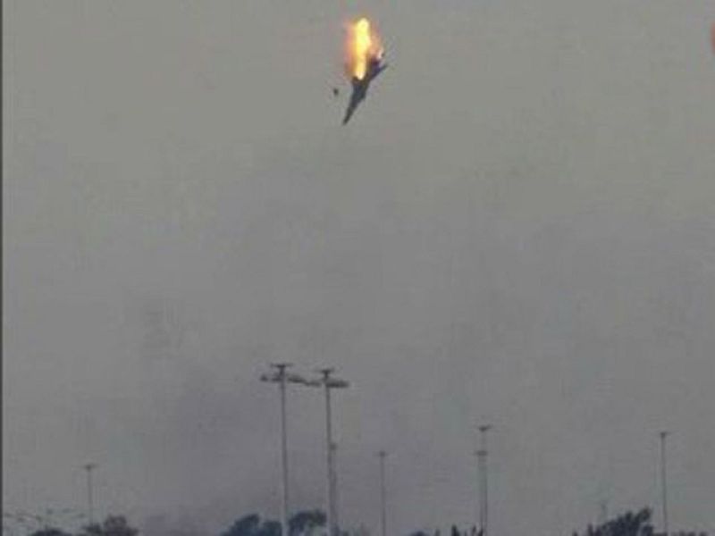 Gadafi pide una misión de la ONU que verifique el alto al fuego mientras bombardean Bengasi