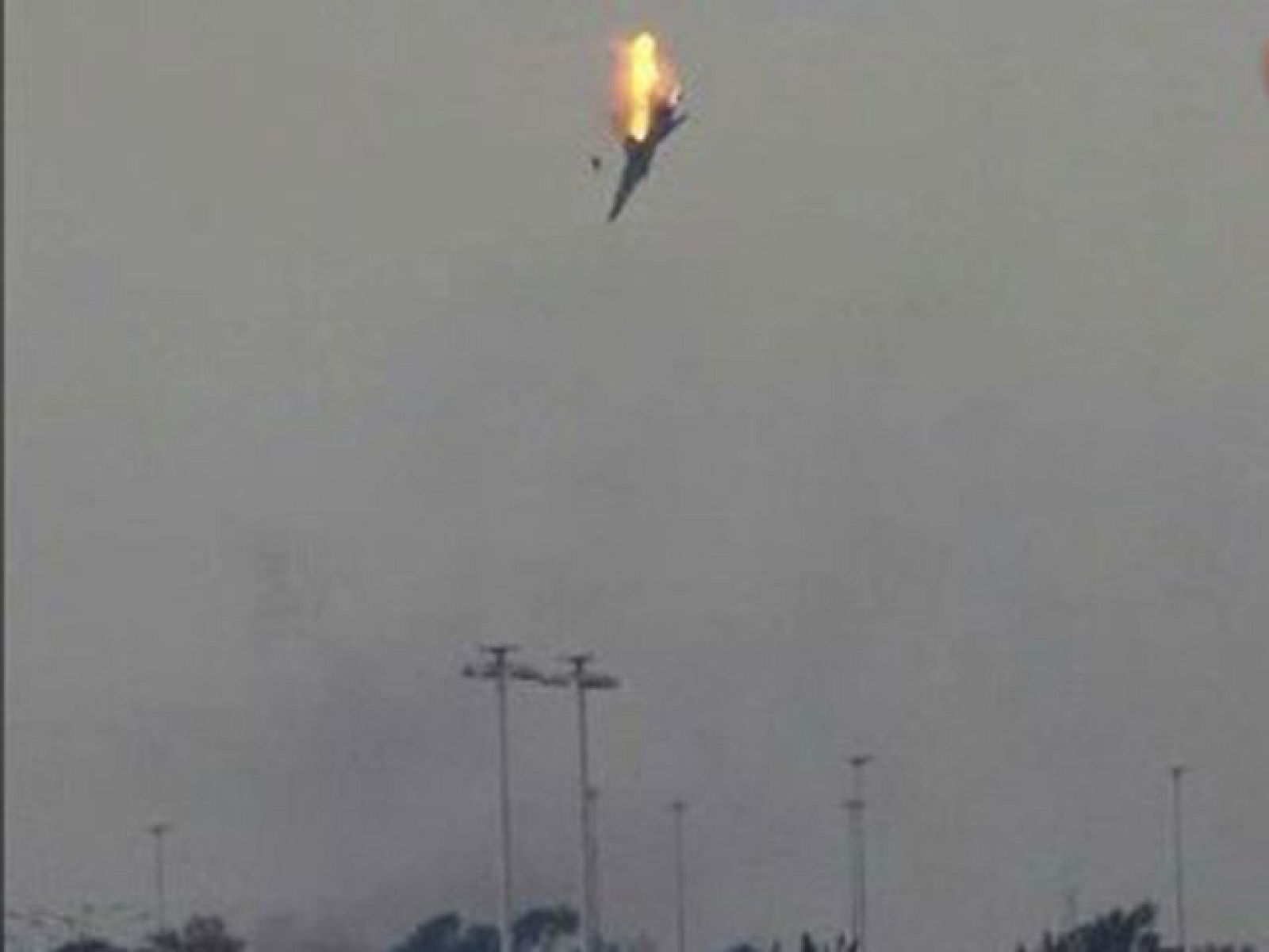 Gadafi desafía a la comunidad internacional al bombardear Bengasi