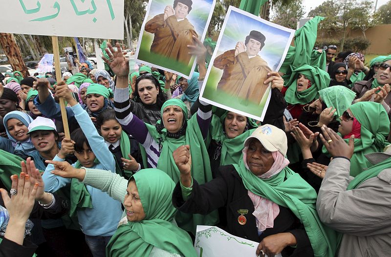 Miles de escudos humanos protegen el palacio de Gadafi ante la intervención extranjera en Libia
