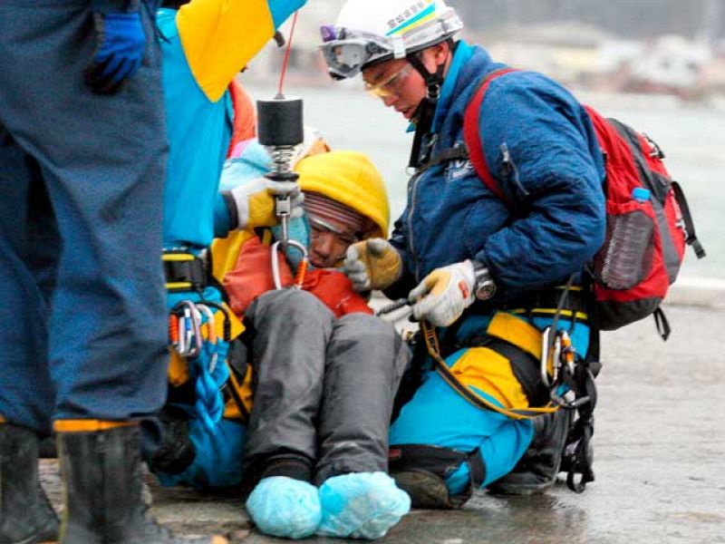 Rescatan a dos personas nueve días después del terremoto de Japón