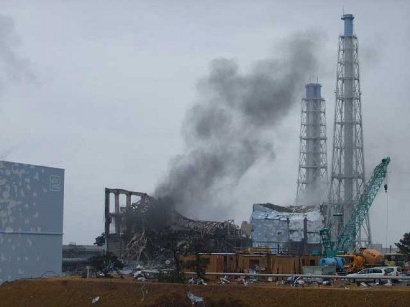 Evacuan parte de la central de Fukushima tras detectarse humo en dos reactores