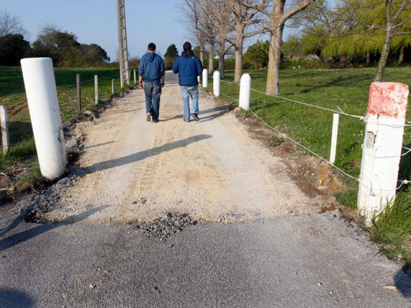 Roban 150 metros cuadrados de carretera en el pueblo cántabro de Mogro