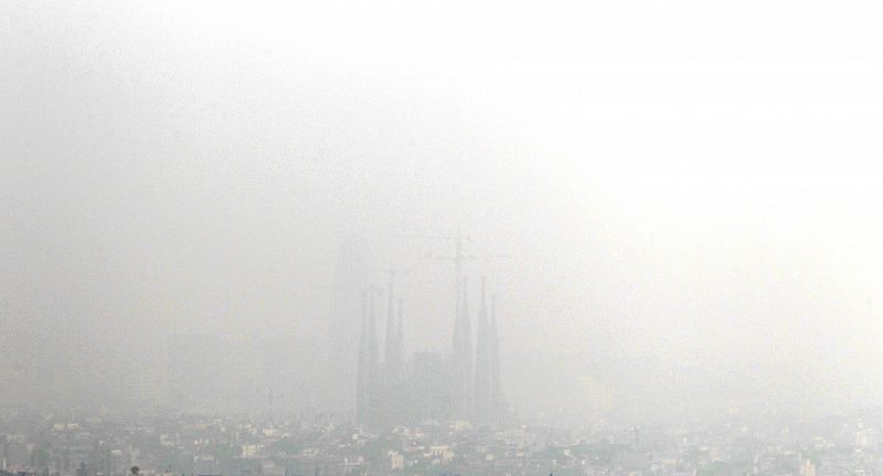 Barcelona estudia prohibir la circulación de los coches de más de 10 años