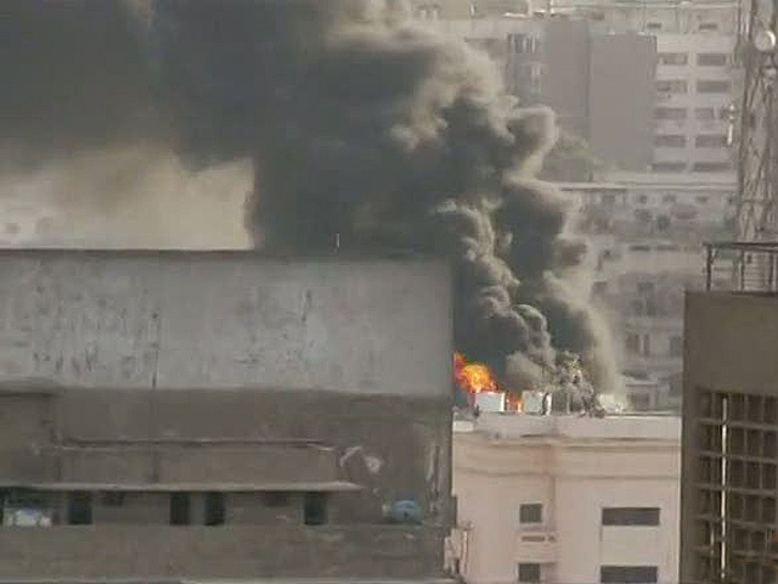 Gran incendio en el Ministerio del Interior egipcio