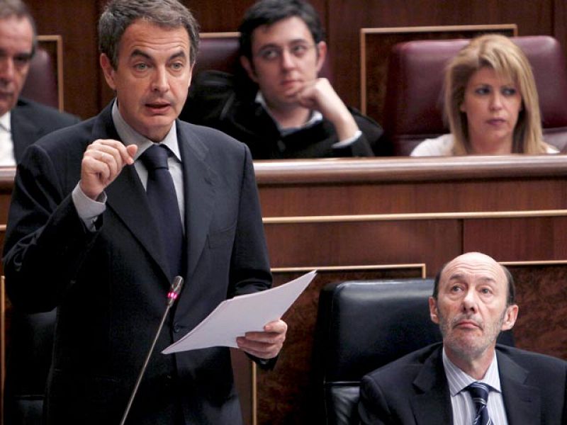Zapatero recuerda las ayudas a las pymes a Rajoy, que le acusa de "perder el tiempo"