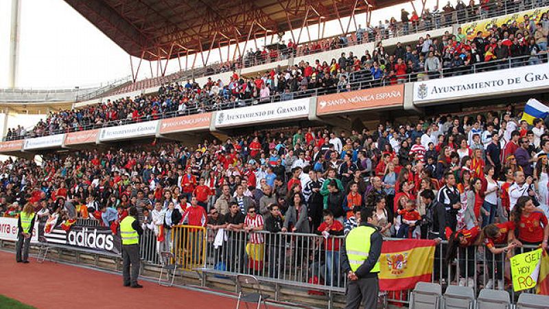 Locura en Los Cármenes en el último entrenamiento de la Roja