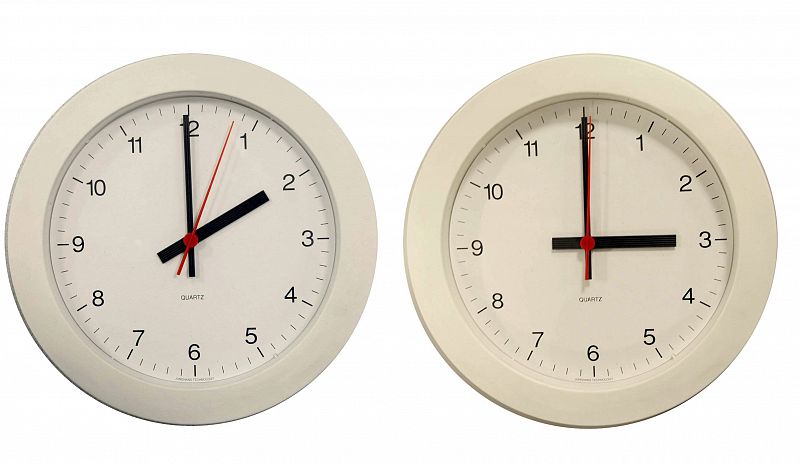 Los relojes se adelantarán una hora este domingo para recuperar el horario de verano