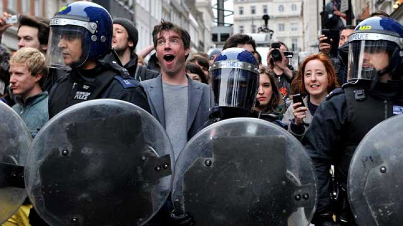 Miles de personas se manifiestan en Londres contra los recortes del Gobierno