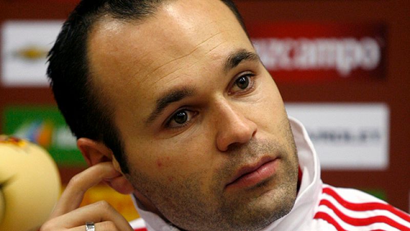 Iniesta: "El campo recuerda a cuando éramos cadetes y jugábamos en tierra"