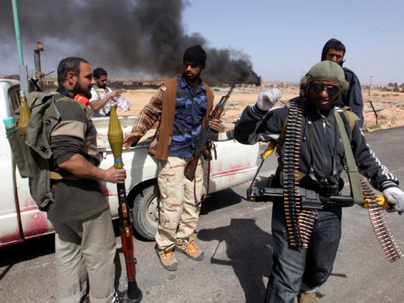 El avance rebelde hacia Sirte se frena por la resistencia en Nafauliya y Valle Rojo