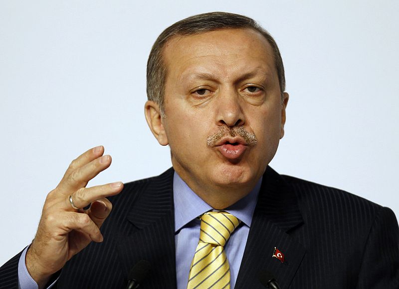El primer ministro turco se ofrece como mediador en un eventual alto el fuego en Libia
