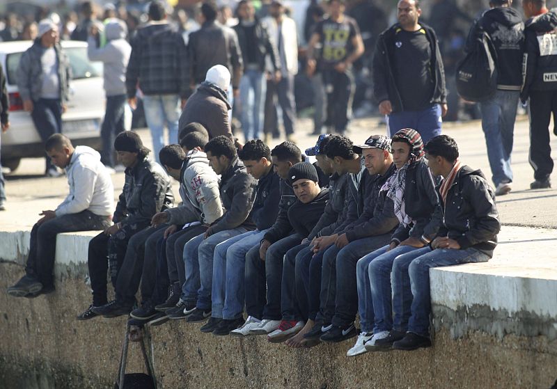 Continúan llegando inmigrantes africanos a la isla italiana de Lampedusa y ya escasean los alimentos