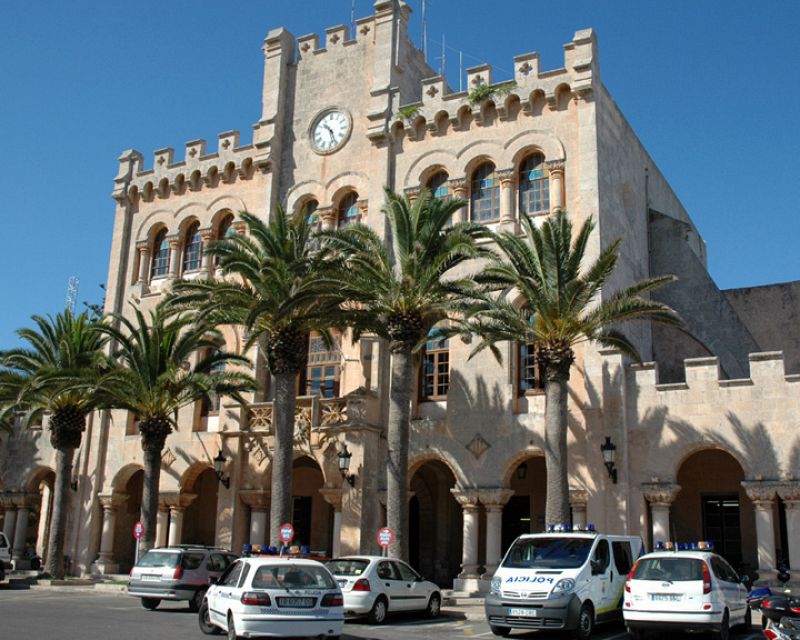 Nueve detenidos en una operación anticorrupción en el Ayuntamiento de Ciutadella