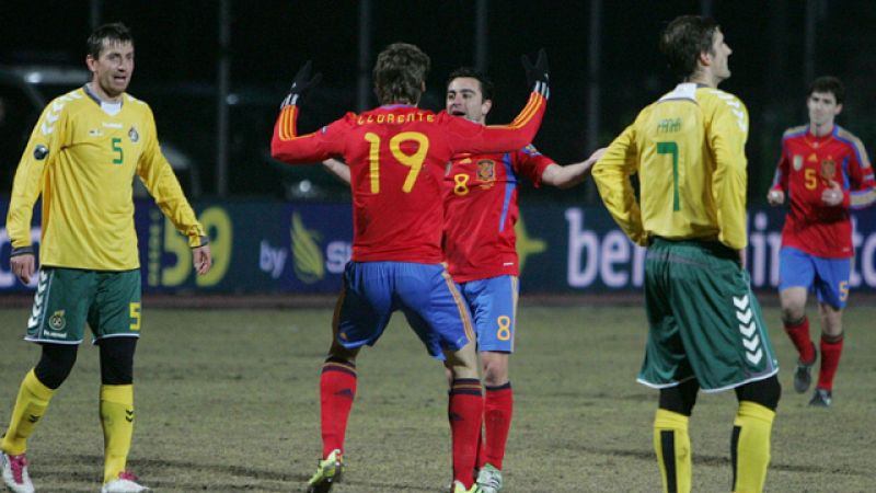 España reserva su billete a la Eurocopa sobre el 'patatal' lituano