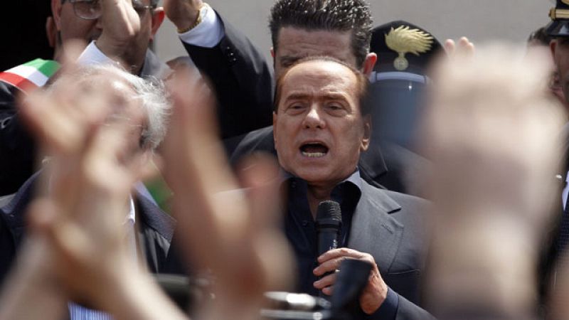 Berlusconi promete limpiar Lampedusa de basura y de sin papeles