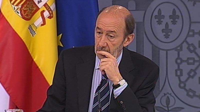 Rubalcaba: "Menos mal que el PP respeta el pacto antiterrorista, qué haría si no conmigo"