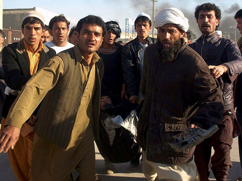 Asesinados 7 empleados de la ONU en Afganistán en una protesta por la quema de un Corán