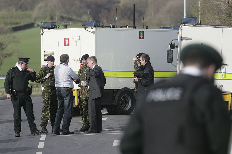 Muere un policía al explotar una bomba lapa en un coche en Irlanda del Norte