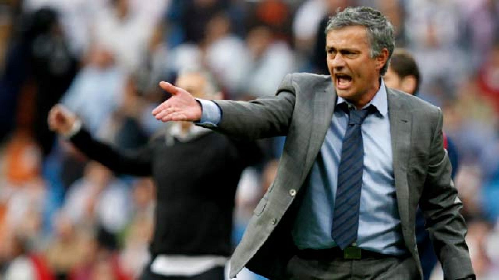 El Sporting de Gijón ha roto la racha de imbatibilidad del técnico blanco, Jose Mourinho, como local al lograr la victoria en el Bernabéu (0-1). Tras esta derrota, el Real Madrid se distancia a 8 puntos del FC Barcelona.