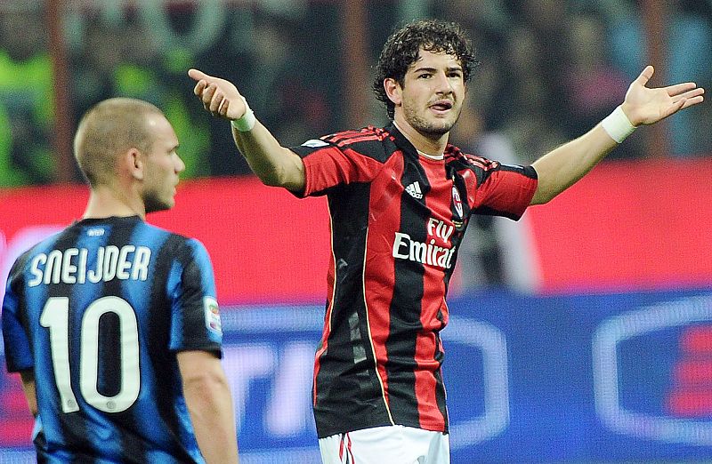 Pato tiñe el derbi de Milán de rojo y negro
