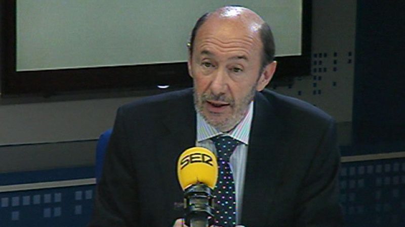Rubalcaba se niega a hablar de primarias y dice: "Me veo bien y cuando miro a Rajoy, mejor"
